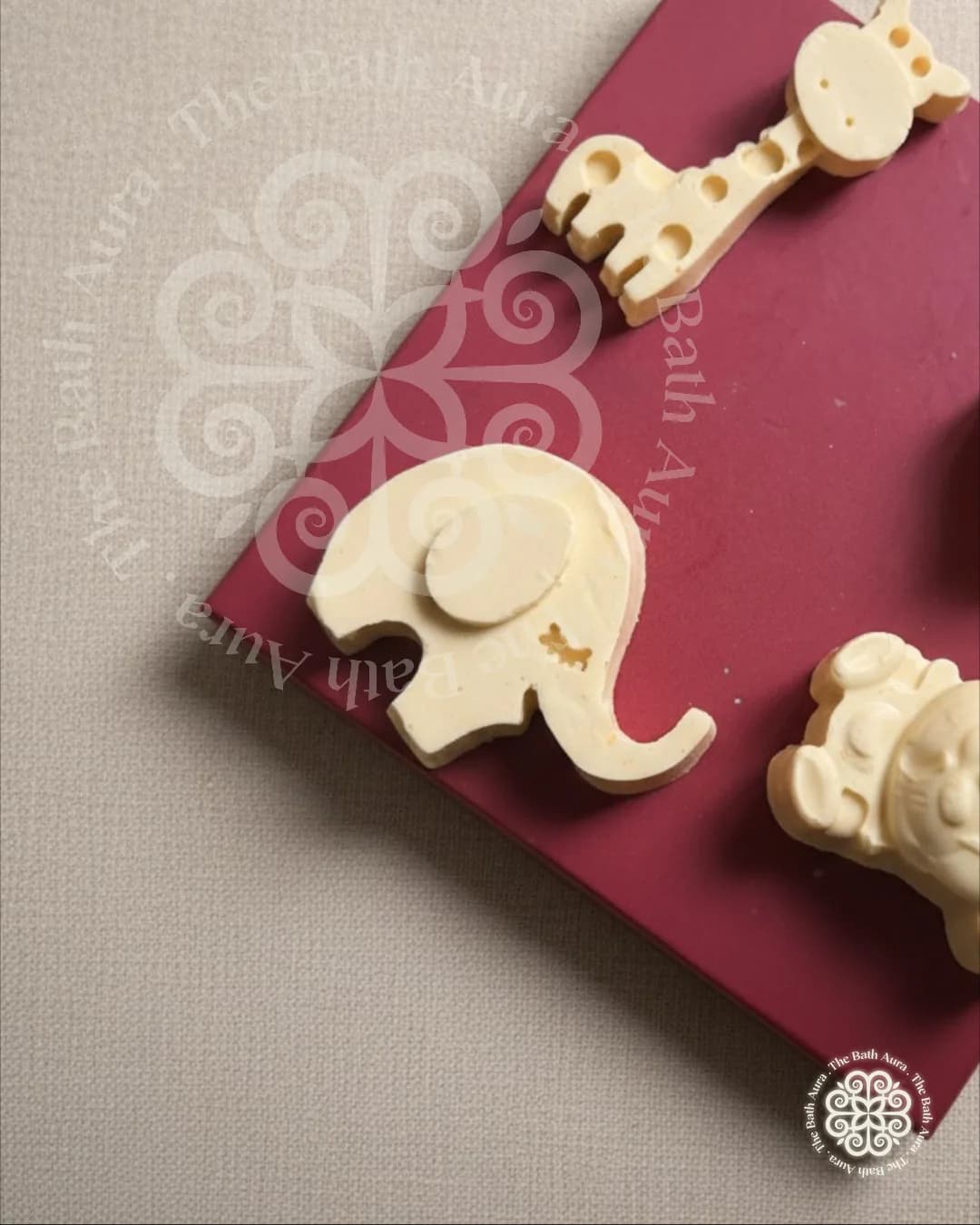 Elephant, three-quarter, on cotton